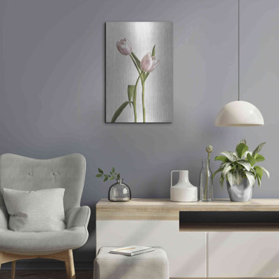«Light Tulips IV» par Debra Van Swearingen