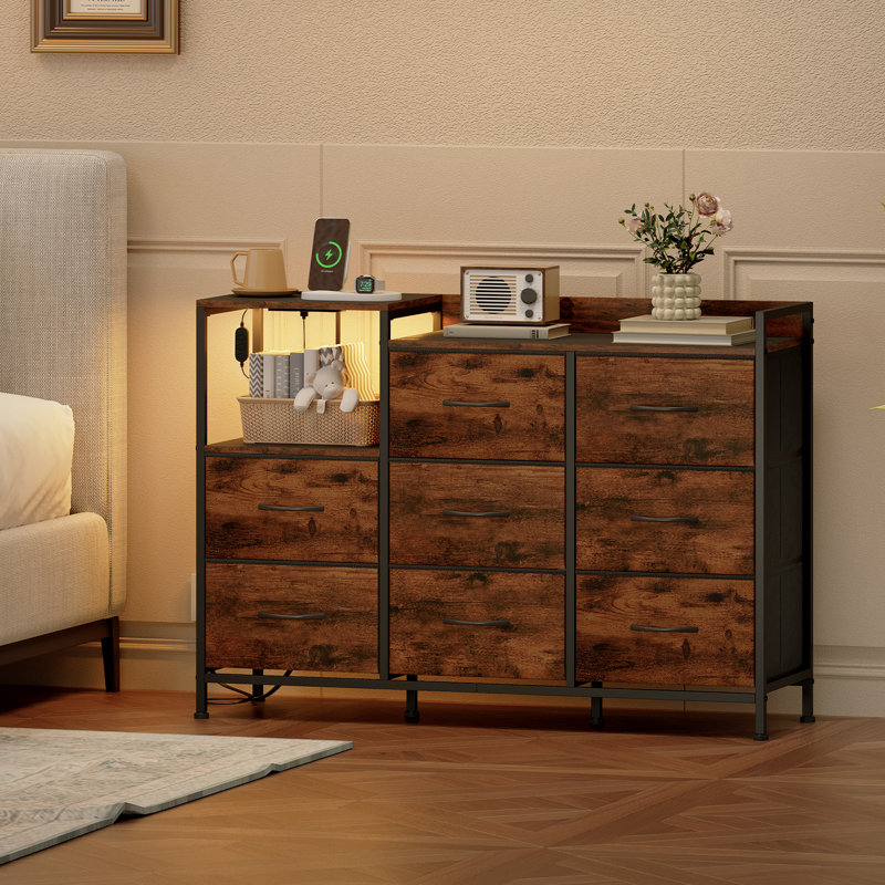  Commode 8 tiroirs avec station de charge et tablette ouverte pour dortoir de chambre à coucher, imprimé grain de bois, Brun