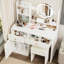 Meuble-lavabo blanc avec miroir et lumières