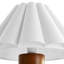 Lampe de table en bois Flora avec abat-jour pétale plissé en noyer