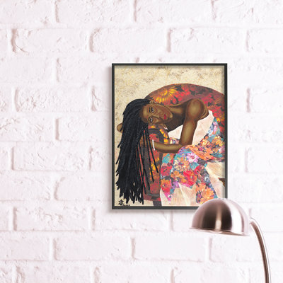 Femme avec robe à imprimé tropical Glam Fashion