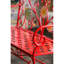 Banc de jardin pour les abeilles et les fleurs rouges