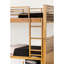Lit simple superposé au style transitionnel de couleur chêne, unité de rangement encastrée et porte coulissante avec porte, structure en bois massif
