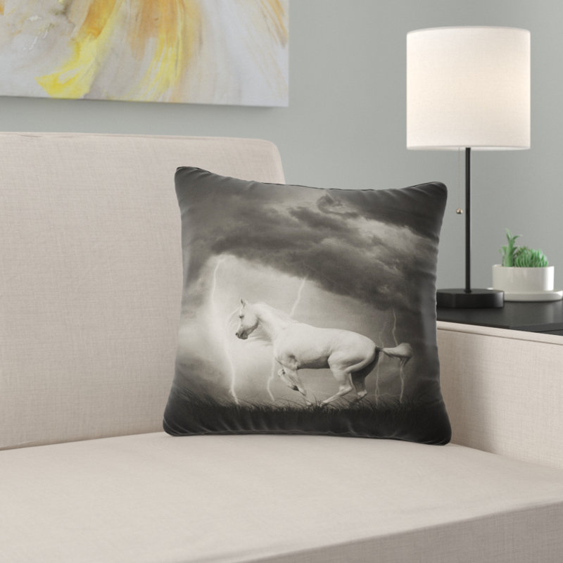 Cheval blanc sous un ciel de tonnerre - coussin imprimé animal, 16 po x 1 po, Coussin décoratif