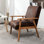Fauteuil de style Mid-Century moderne 24,89 po, brun. Accoudoirs en bois massif pour la durabilité. Facile à assembler et facile à nettoyer. Cadre à l'abat-jour. Mousse confortable. Revêtement en microfibre chic