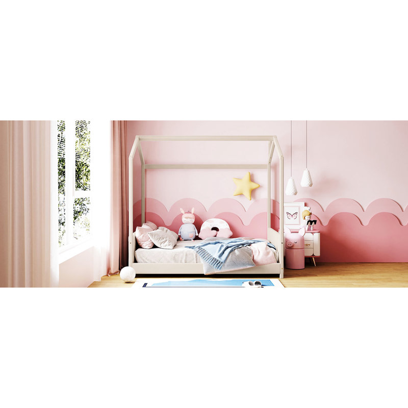 Lit de maison beige avec cadre - assure une bonne nuit de sommeil pour le toit en bois et rehausse l'ambiance de la chambre à coucher