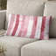 Coussin décoratif à rayures - Coussin à rayures roses-125946344