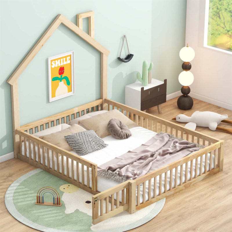 Charmant lit plateforme en bois pleine grandeur avec garde-corps, parfait pour les chambres d'enfants et un décor créatif
