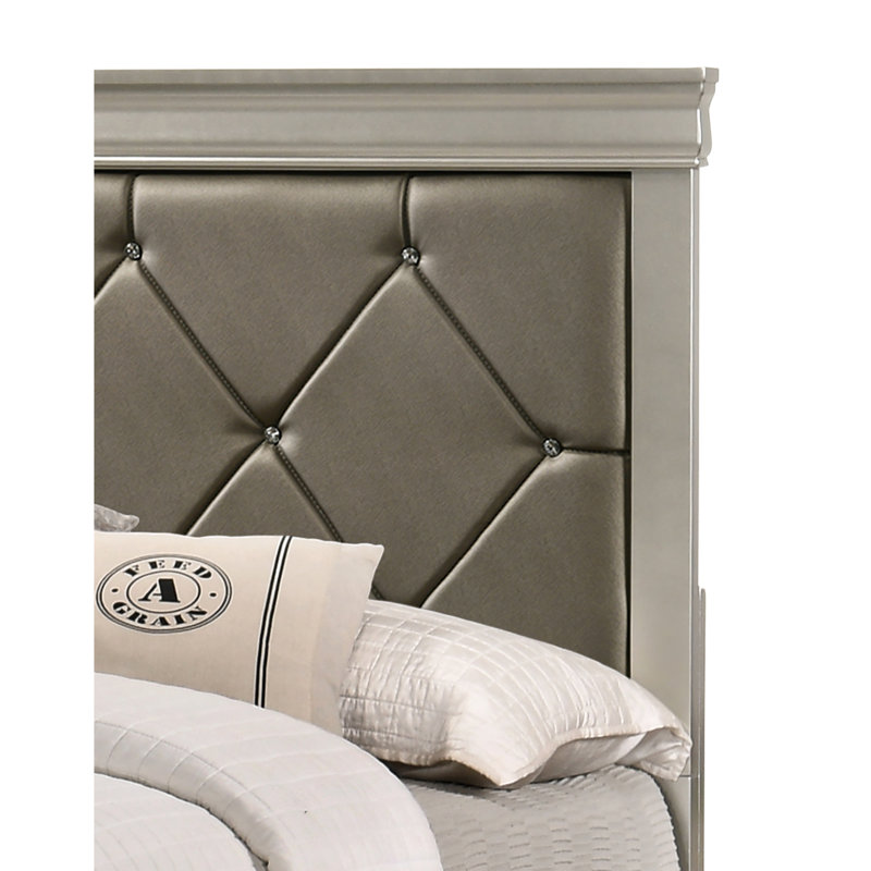 Lit en bois de très grande taille avec finition beige et tête de lit tapissier à texture crocodile, Très grand lit