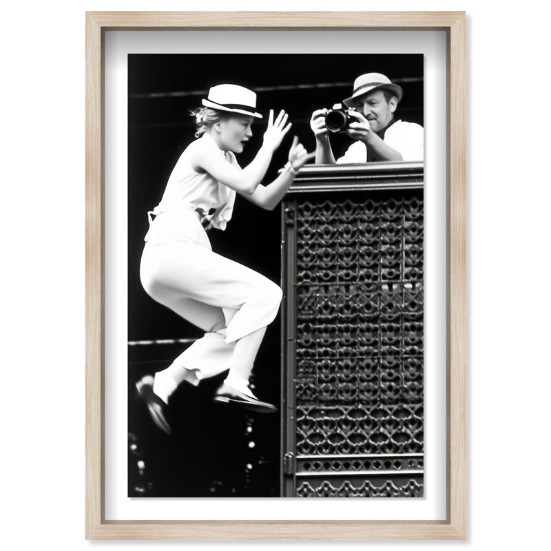 Shutter Jump I Shadowbox Music Print par Oliver Gal, H 37,5 po x l 25,5 po, Cadre blond