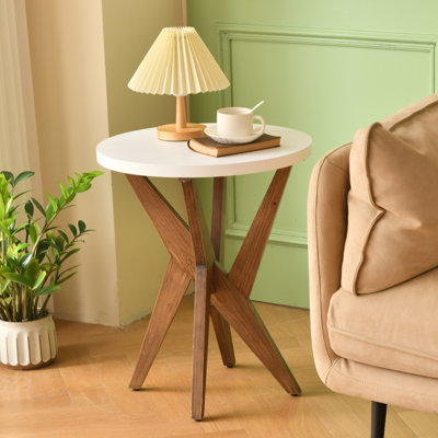 Table de bout ronde en bois à pieds croisés avec plateau lisse et base robuste à quatre pieds Jahey