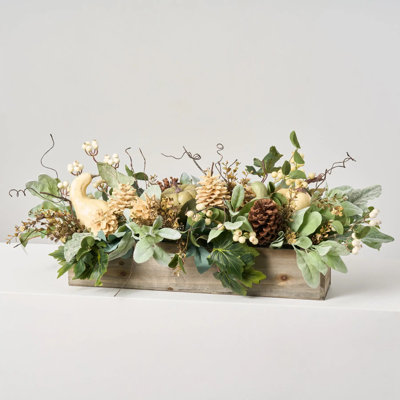 Arrangement floral en pot de crème, citrouille, eucalyptus et pomme de pin