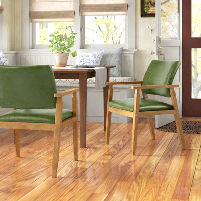 Ensemble de 2 chaises de salle à manger Artell de 47 cm (18,5 po) de hauteur, revêtues de similicuir et dotées d'une structure en bois massif.