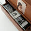 Brun massif + bois manufacturé + vitrines