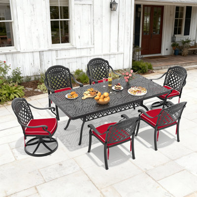 Ensemble de salle à manger d'extérieur 7 pièces en fonte d'aluminium, table rectangulaire de 210 cm (82,68 po) de long, 2 chaises pivotantes et 4 chaises empilables avec coussins rouges.