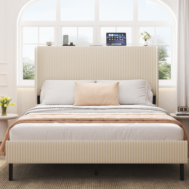 Grand lit plateforme beige avec ports dans la tête de lit, construction en métal pour l'endurance, installation simple, aucun sommier tapissier requis, taille de cadre robuste - robuste, à installer, nécessaire, support stable