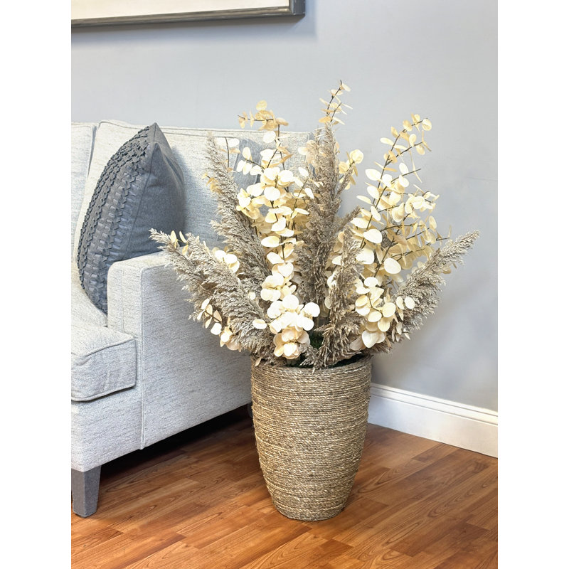 Arrangement de pampas et d'eucalyptus dans une jardinière en corde