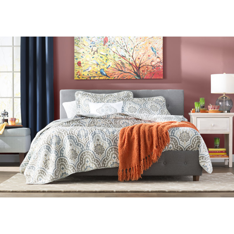 Polyester Damask Quilt with Pillow Shams Included, Queen Quilt + 2 Standard Shams + 2 Throw Pillows