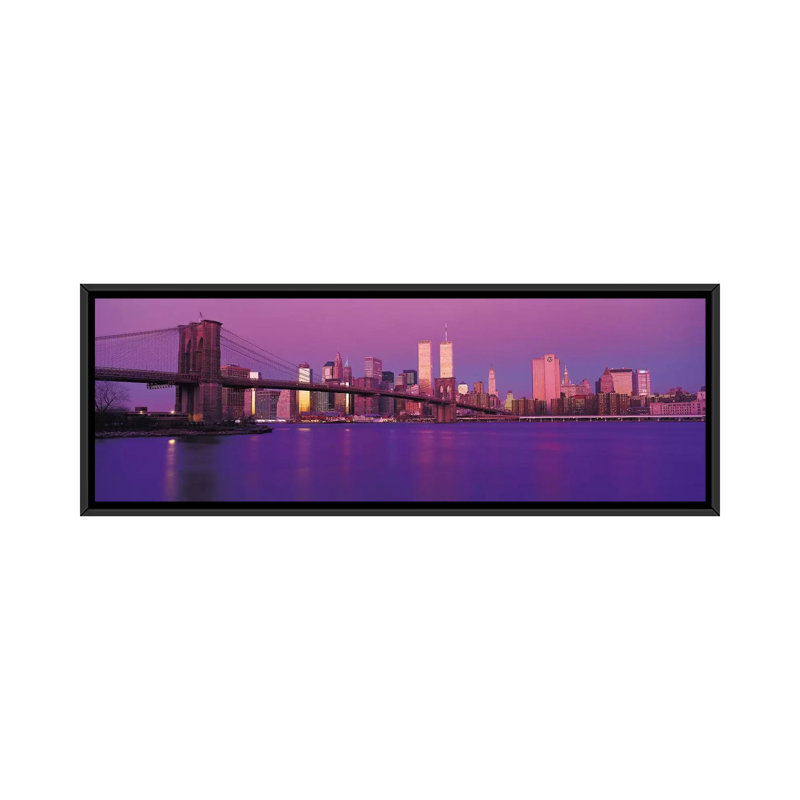 «New York Skyline Cityscape», reproduction de photo sur toile, H 12 po x l 36 po x P 1,5 po, Mauve, Cadre noir