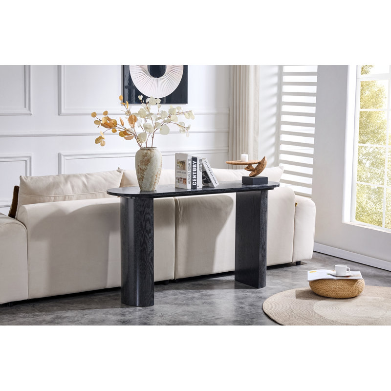 Table de vestibule noire incurvée avec finition grain de bois pour une utilisation minimaliste dans un petit espace.