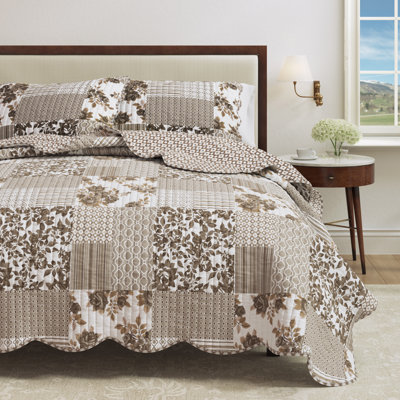 Floral Patchwork Scalloped Quilt Set