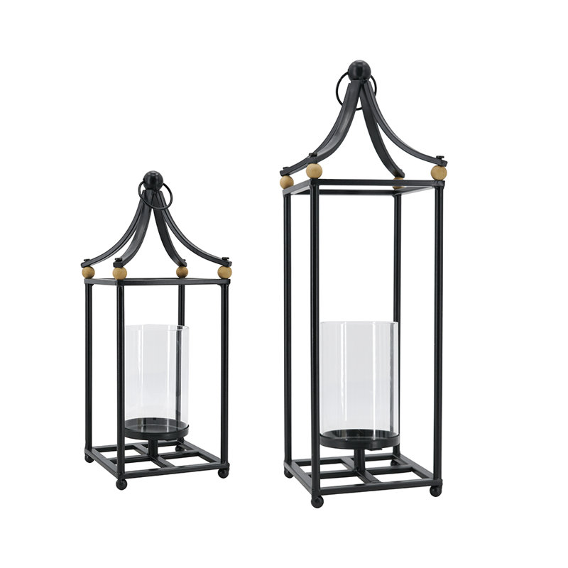 Ensemble de 2 lanternes arquées en fer noir moderne avec ouragan en verre et décorations en bois pour le décor du plancher du salon