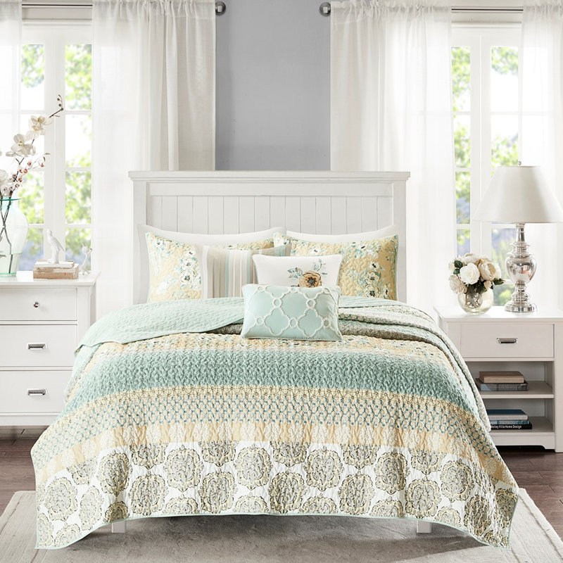 Courtepointe 6 pièces pour très grand lit / très grand avec 3 coussins texturés brodés, King Quilt + 5 Additional Pieces