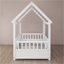 Lit simple en bois avec structure de toit