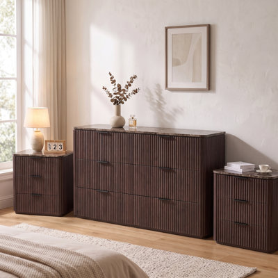 Ensemble de chambre à coucher cannelée 3 pièces avec dessus en faux marbre, commode à 6 tiroirs et tables de chevet à 3 tiroirs