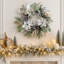 Couronne de Noël avec poinsettia, pommes de pin et eucalyptus