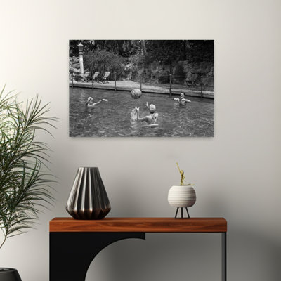 «1930S 1940S» jouant avec un ballon de plage dans une piscine, rétro, rétro, palmier rétro, art mural tropical