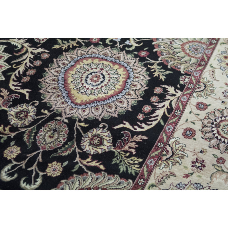Tapis noir et beige noué à la main de haute qualité