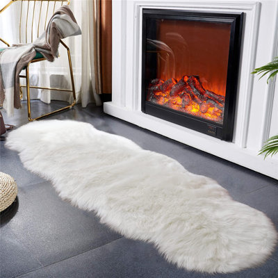 Tapis blanc moelleux en fausse peau de mouton à poil long pour le salon