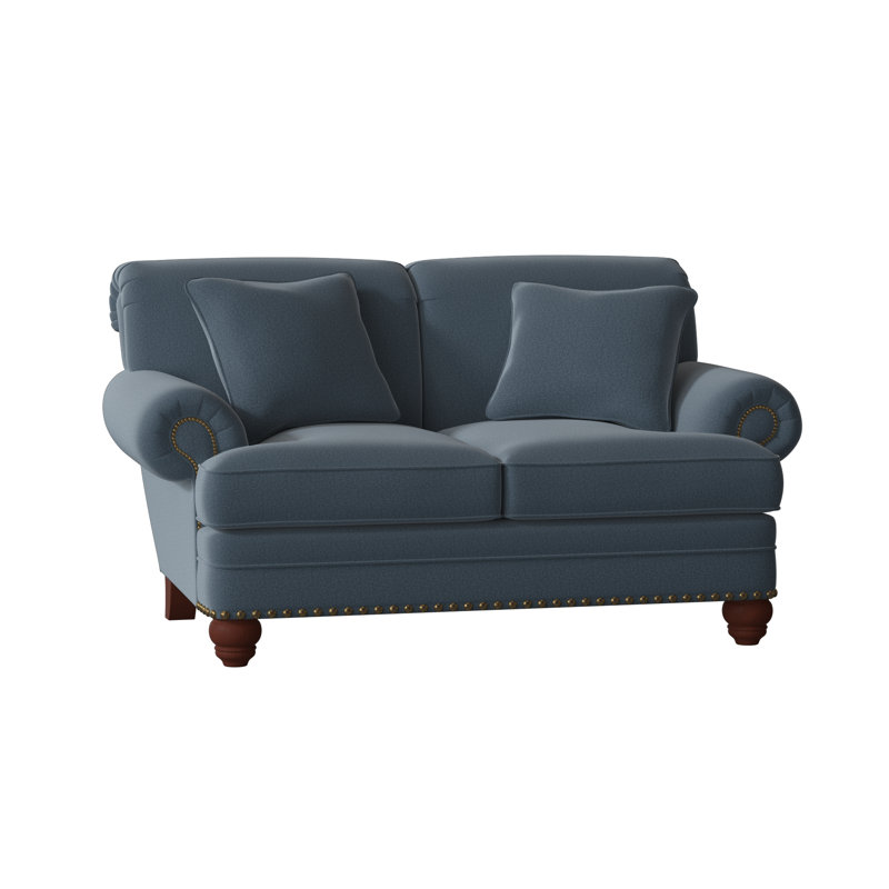Causeuse à accoudoirs roulés 65 po avec coussins réversibles Ballester, Laiton clair, Anello 22 sergé performance bleu marine