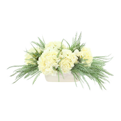 Hortensias et fougères disposés dans un pot en céramique
