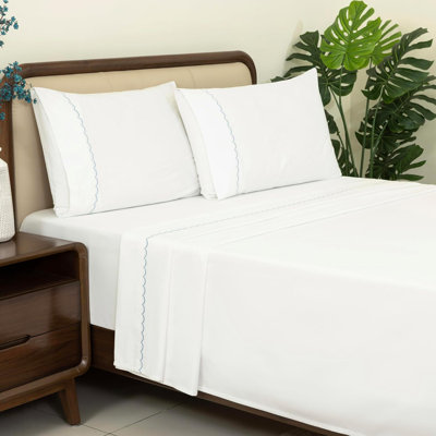 Ensemble de draps en satin de coton 100% Dreamology - taille grand, ensemble de draps brodés, doux et infroissable, poche profonde de 16 po, 4 pièces comprenant 1 drap-housse, 1 drap plat et 2 taies d'oreiller (bleu ciel)