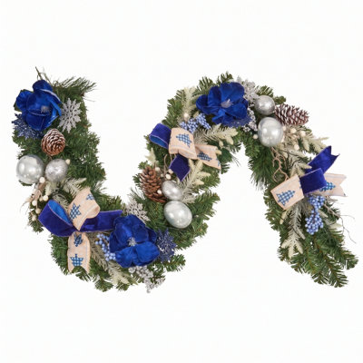 Guirlande de Noël artificielle de 180 cm (70,9 po), en forme de croissant de lune, ornée de fleurs de magnolia bleues, de nœuds, de boules, de pommes de pin et de baies bleues. Décoration hivernale pour la porte d'entrée, le mur ou la cheminée.