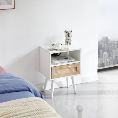 Table de bout en rotin avec tiroir, prise de courant et ports USB