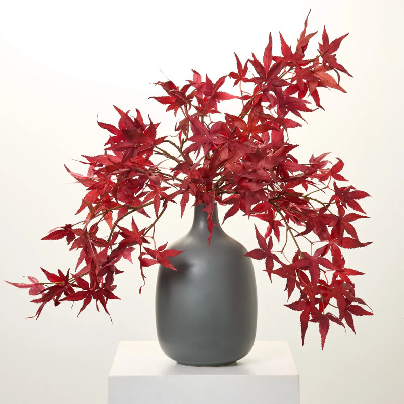 Arrangement de table rouge en érable japonais rouge dans un grand vase en pot gris mat