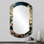 Miroir mural blanc traditionnel en fleurs aux formes asymétriques-107247320
