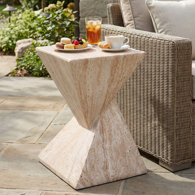 Table d'appoint moderne en béton 18,5 po de hauteur, table de bout de patio à motif cannelé sculptural, table d'appoint minimaliste géométrique résistante aux intempéries pour jardin, balcon et bord de piscine, marbre beige
