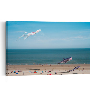 Cerfs-volants fantaisistes au-dessus de la plage - Affiche murale abstraite contemporaine représentant une pieuvre et un requin sur le thème côtier