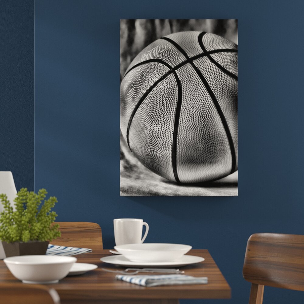 Leinwandbild Basketball mit schwarzem Hintergrund