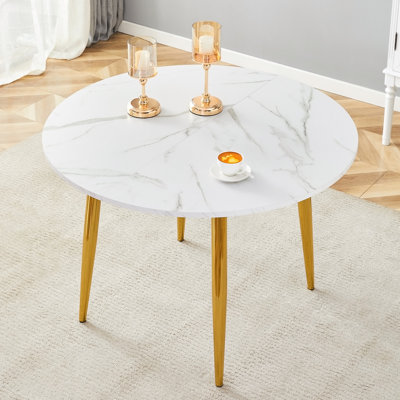 Doté d'un mécanisme rétractable intelligent, le plateau de table en panneau de fibres à densité moyenne à motif blanc et les pieds en métal doré offrent une surface lisse et délicate. Le look unique crée la silhouette élégante d'une maison moderne.