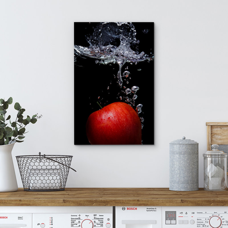 Pomme rouge vif dans l'eau sur toile, H 36 po x l 24 po x P 1,5 po, Toile tendue