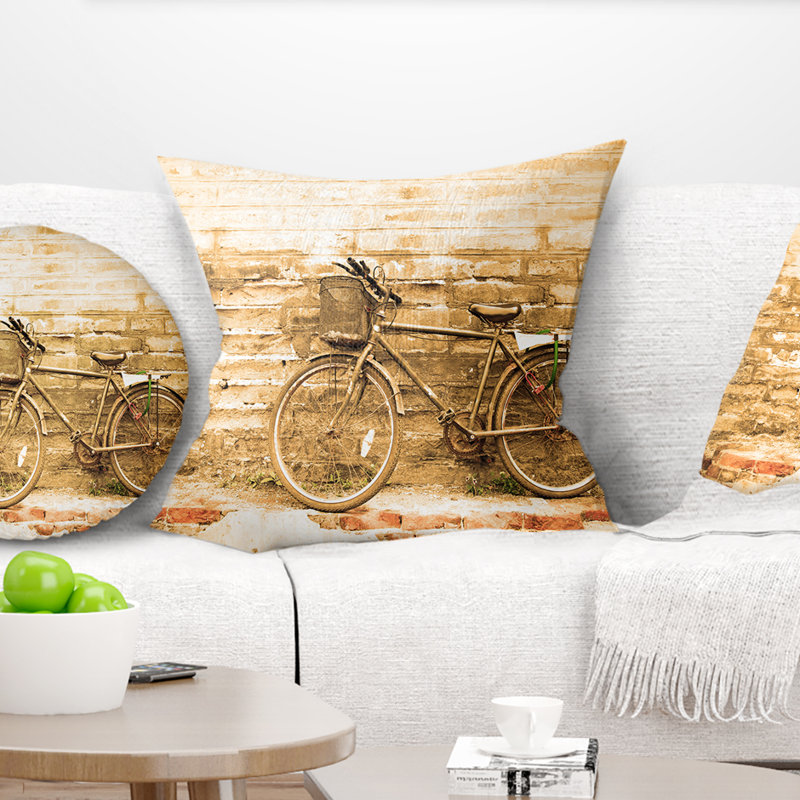 Vélo rétro contre un mur brun - coussin à imprimé paysage, 16 po x 1 po, Coussin décoratif