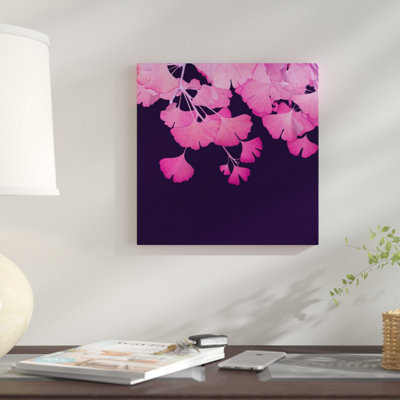 «Pink Ginkgo Biloba III» par Alyson Fennell - estampe numérique sur toile tendue avec châssis
