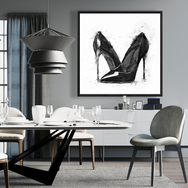 Chaussures noires à talons hauts - Décoration de chambre à coucher élégante