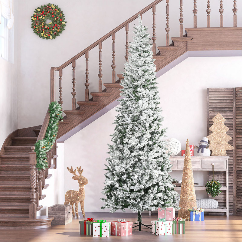 Arbre de Noël artificiel pin clair enneigé 9 pi avec branches réalistes et 1084 pointes
