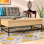 Table basse à quatre pieds avec plateau relevable et rangement